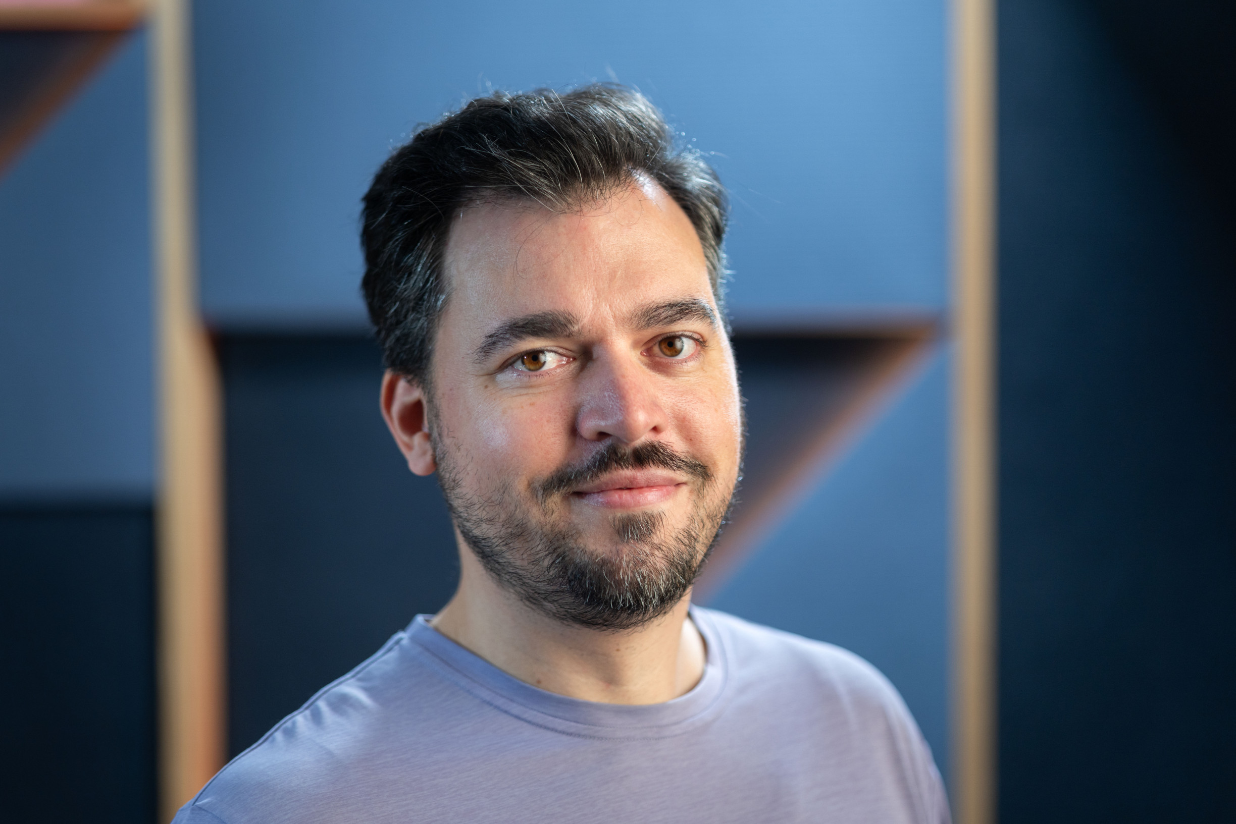 iPhone už nie je bezkonkurenčný. Ľudia si ho často kupujú pre značku, status a dizajn, vraví Dávid Tvrdoň