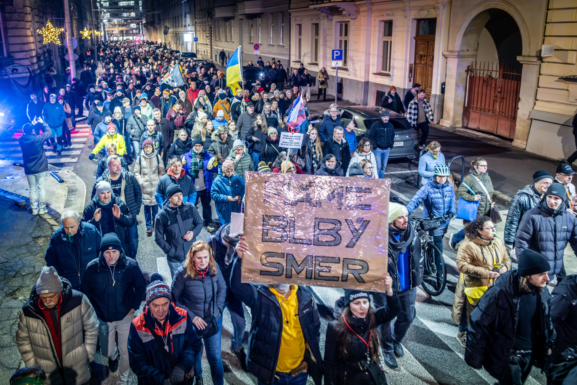 &#8222;Práve to schválili!&#8220; Kým dav protestoval proti riaditeľovi SIS Gašparovi, poslanci schválili zákon, ktorý pomôže jeho otcovi