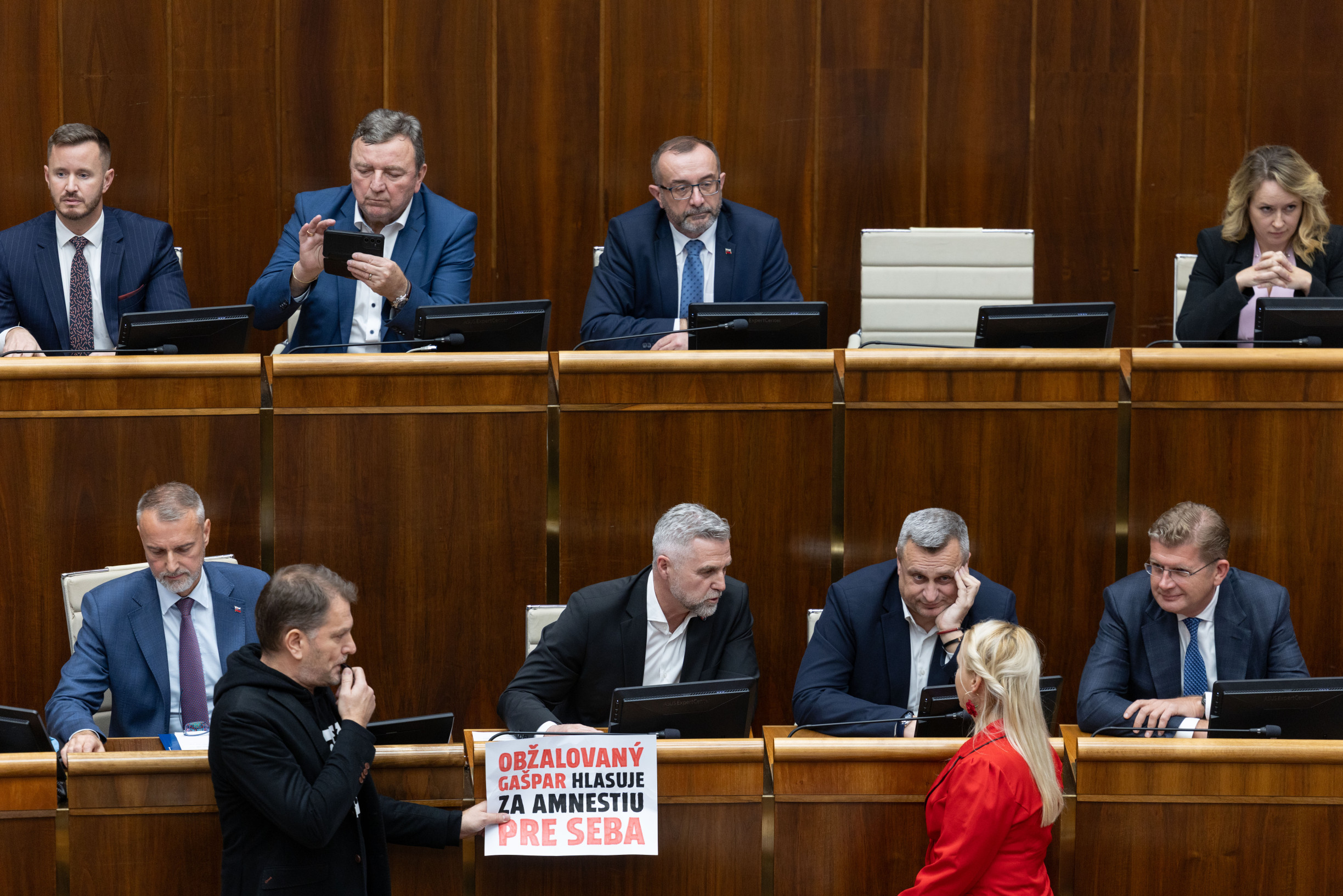 Poslanci rokovali najmä o&nbsp;sebe a&nbsp;odišli na sviatky. Ako pomohli ľuďom? Takmer 150 zákonov presunuli do nového roka