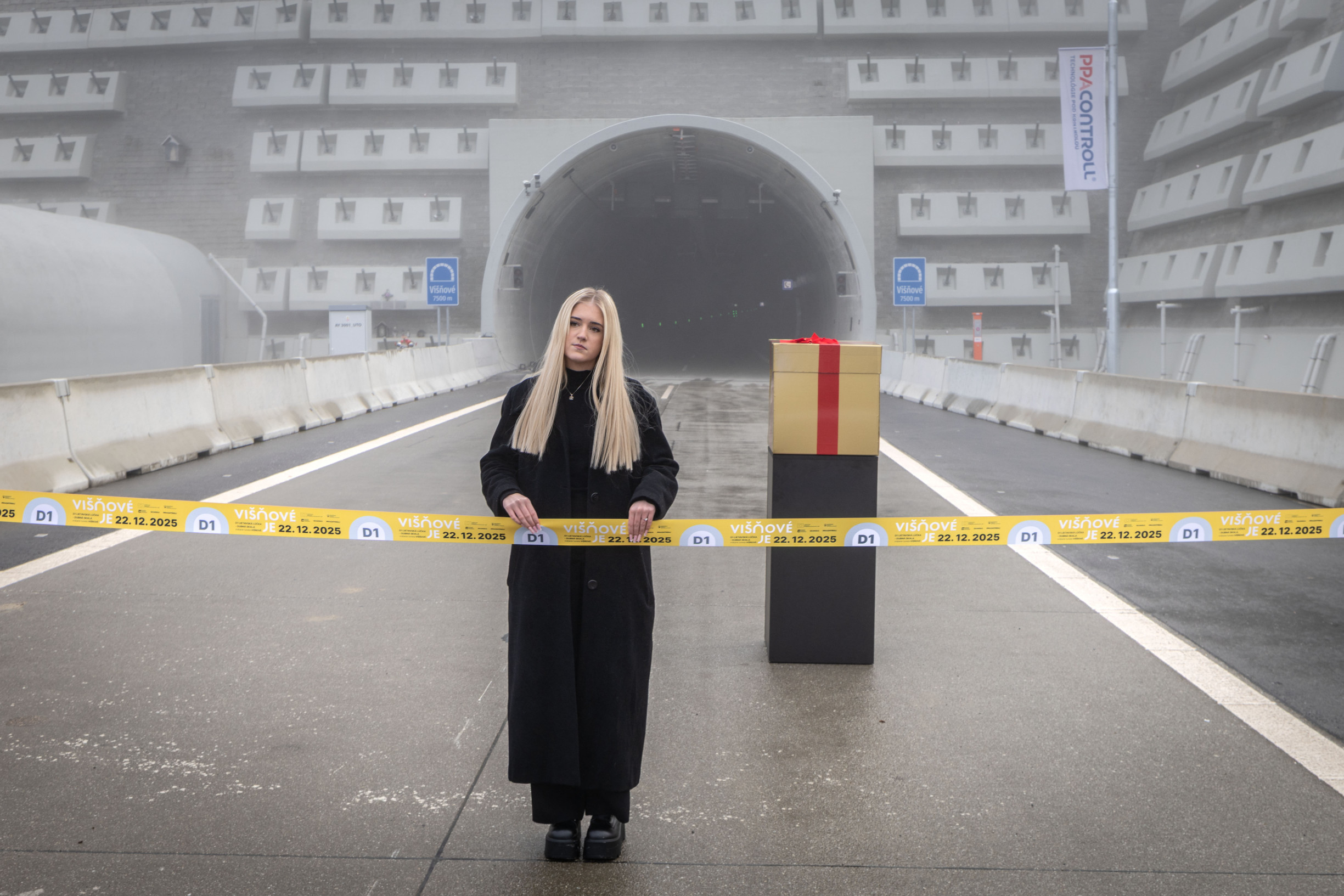 Otváranie tunela Višňové sprevádzali zvuky fujary, plieskanie bičom aj ohňostroj, Fico si v ňom zakorčuľoval. PS hovorí o hanbe