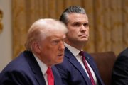 Trumpov svet (318. deň): Minister vojny ohrozil vlastných vojakov. Hegseth má po útokoch na lode ďalší problém