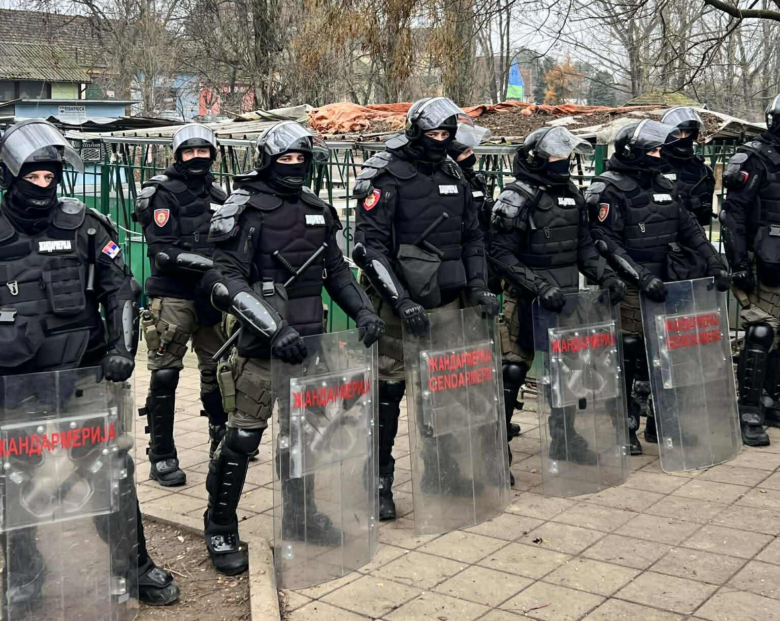 Nespokojných Slovákov zo Srbska počas návštevy Pellegriniho a Vučića v Báčskom Petrovci obkľúčili ťažkoodenci (+video)