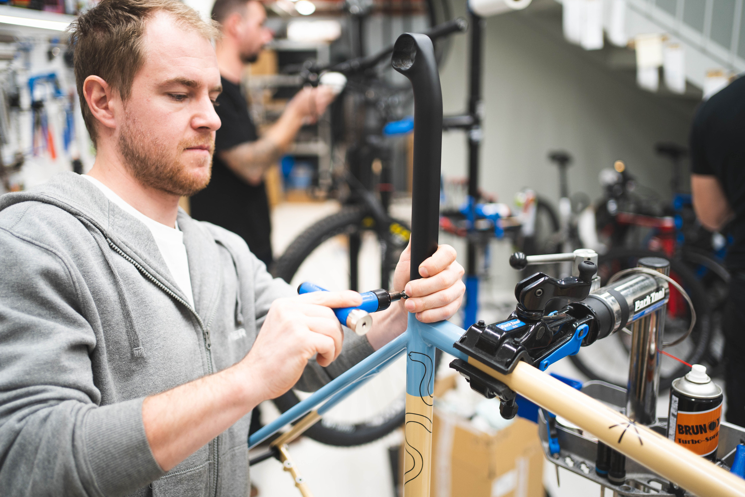 Zámok za desať eur vám bicykel neochráni. Spreje na mazanie reťazí by som zakázal, hovorí servisný technik Lopušek