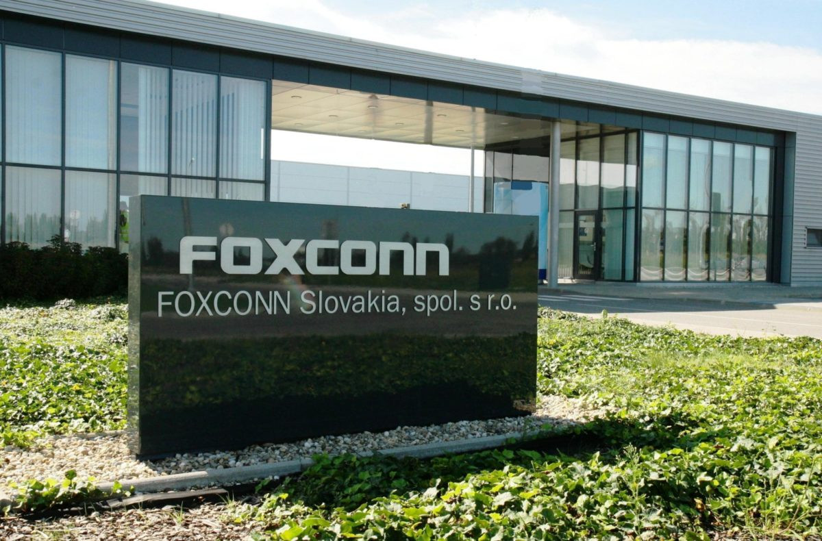 Firemný newsfilter: Nitriansky Foxconn sa ďalej zmenšuje, slovenský Amazon ignoruje svoje nové odbory a Strnad ide na burzu