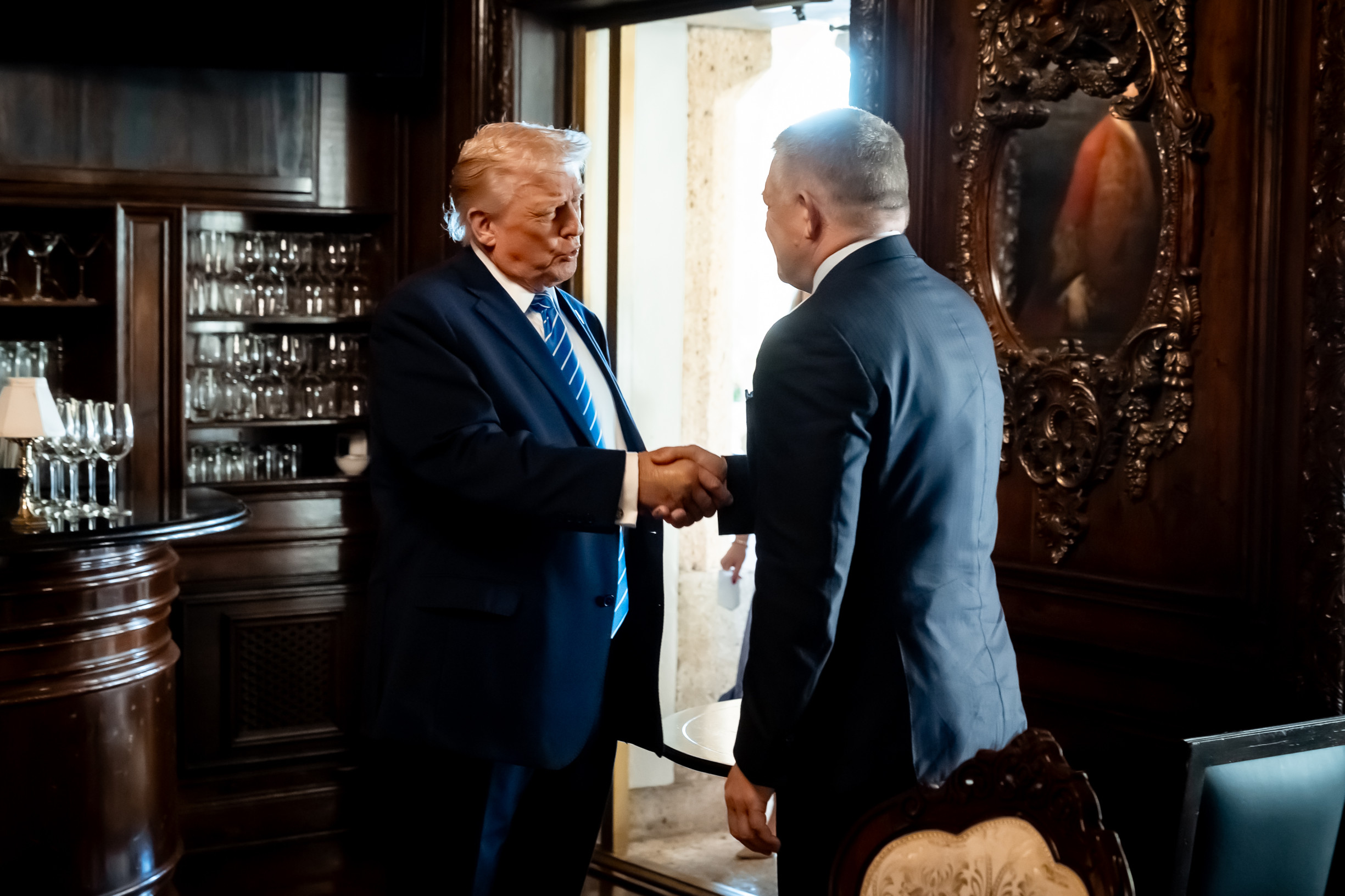 Fico bol s Trumpom menej ako hodinu. Dáta z fotografií ukazujú priebeh návštevy