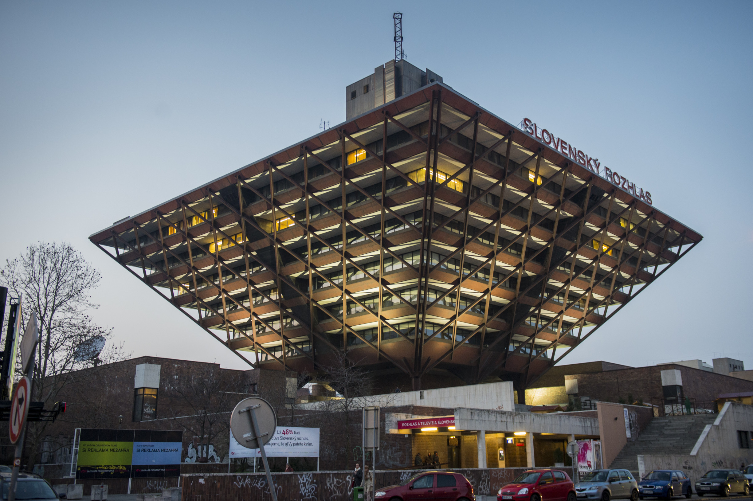 Zmeny v Rádiu Devín: Relácia Ranné ladenie sa scvrkne na polhodinu, príde o živých hostí aj o kritickú reflexiu kultúry