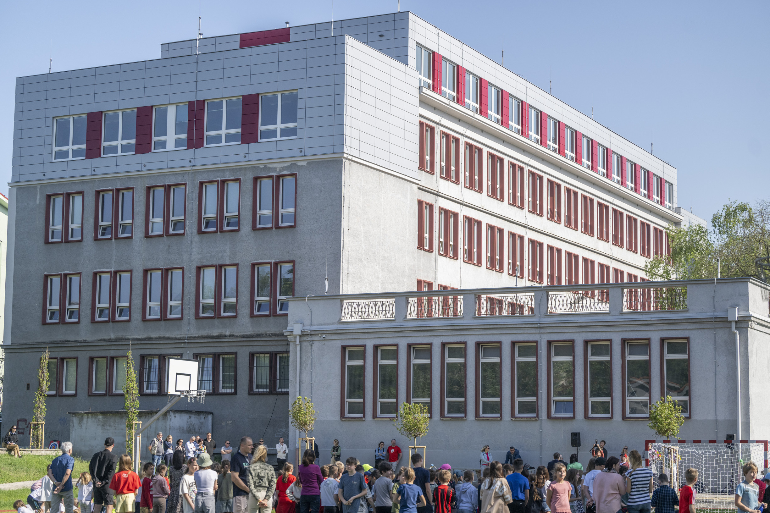 Rodičia bránia platenú angličtinu v štátnej škole ako skvelý program. Objavili sa však prípady detí umiestňovaných mimo triedy