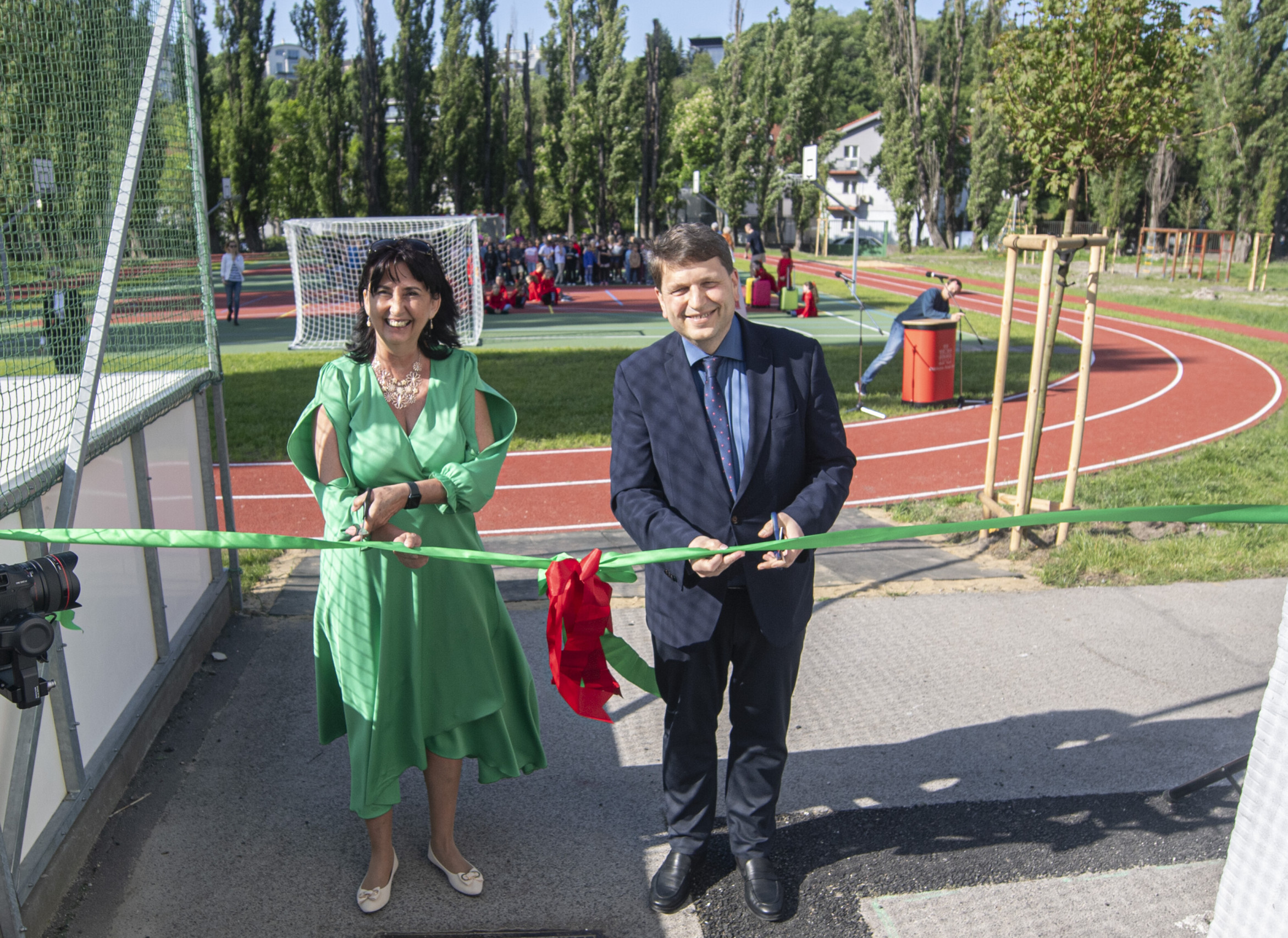 Riaditeľka bratislavskej školy: Ideálne je, keď rodičia neplatia. Štát však nedáva dosť peňazí na učebnice, lyžiarske ani na angličtinu