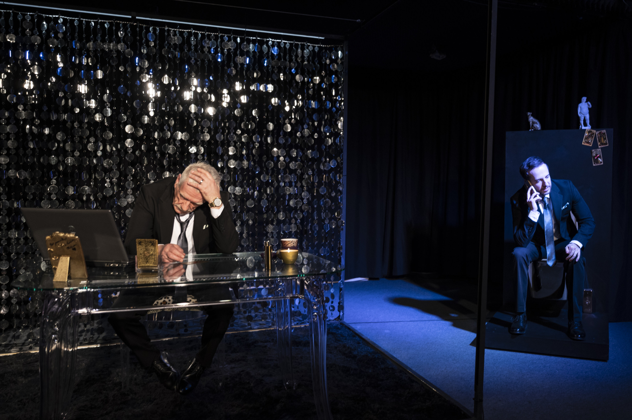 Kočner sedí na zlatom záchode a telefonuje. Nemám malého pipíka? pýta sa svojej Bohyne v inscenácii Threeema