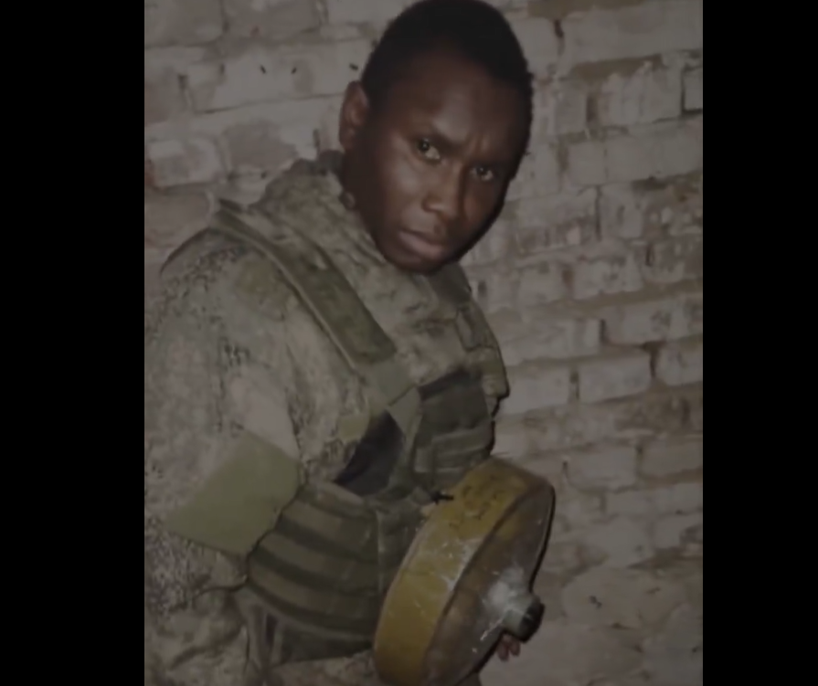 Vývoj bojov (1419. deň): Opásali ho mínou a poslali vpred. Rusi považujú afrických vojakov za spotrebný tovar