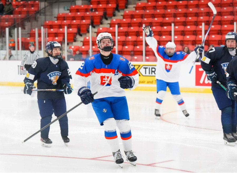 Volajú ju „videohra“, lebo robí veci ako hráči NHL. Lopušanovú dnes delí bod od výnimočného rekordu