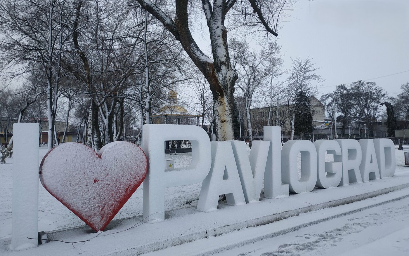 Bez elektriny a za zvukov vzdialených výbuchov, ale konečne spolu. Nový rok v prifrontovom meste lásky