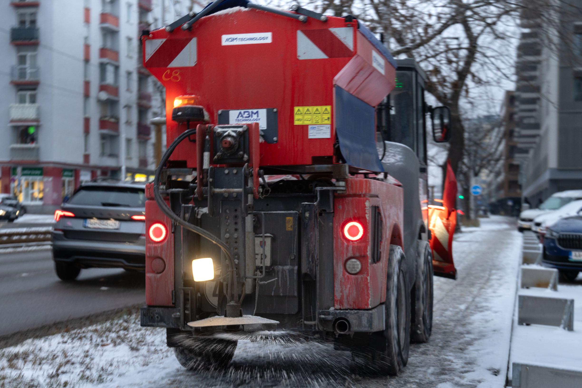 Mrazivé počasie prinieslo Bratislave sneh i soľné záveje. Ľudia sa sťažujú na zničené topánky a doráňané labky psov