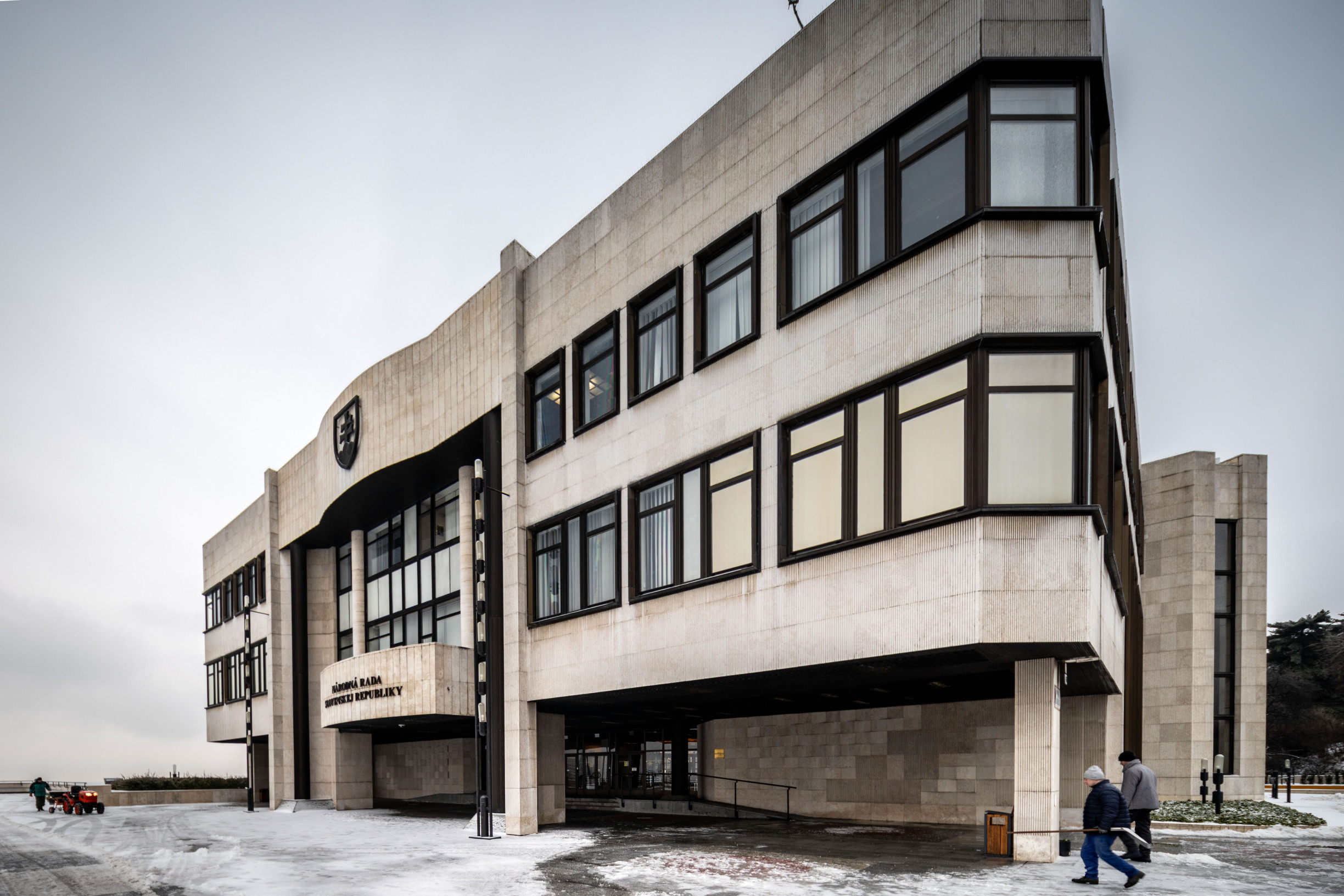 V parlamente vymenia všetky okná. Postará sa o to firma, ktorá opravovala aj „Kukuricu“