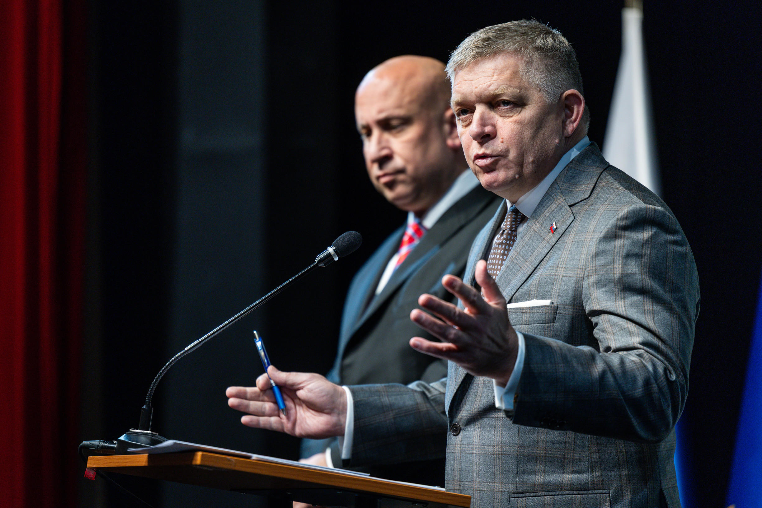 Fico po rokovaní vlády v Petržalke sľubuje „totálnu“ rekonštrukciu hlavnej stanice, Ráž ju považuje za prioritu