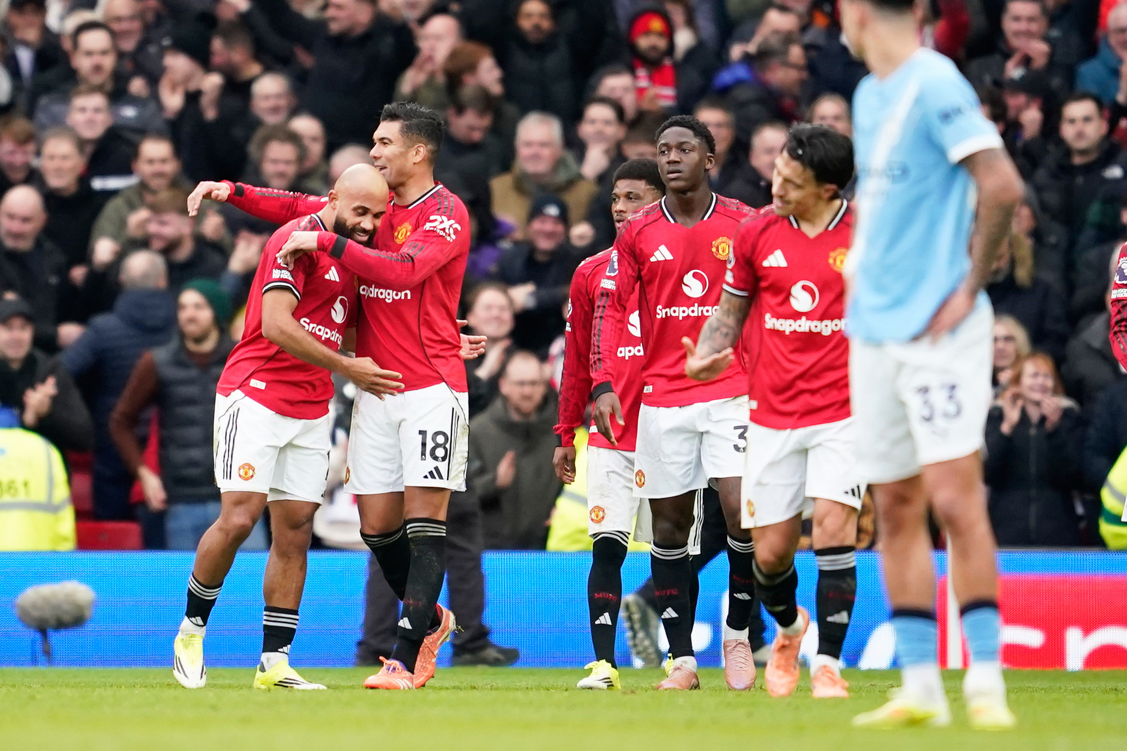 Manchester United podal najlepší výkon v sezóne. Na začiatku mal však po nebezpečnom faule dostať červenú kartu