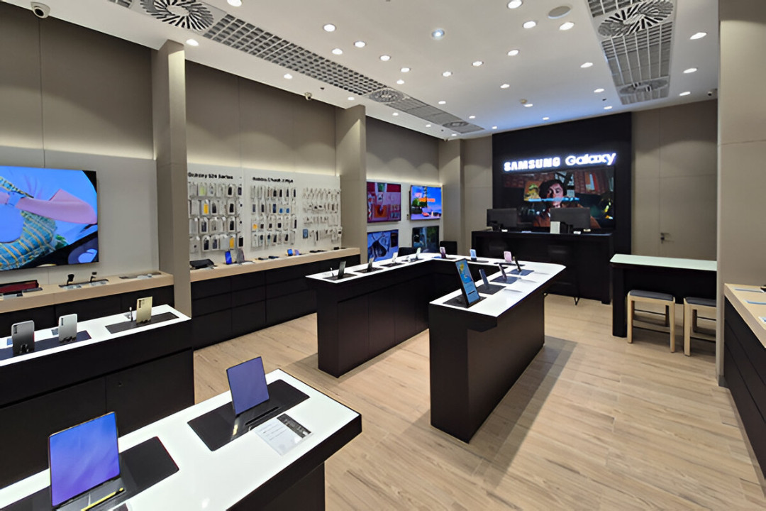 Majiteľovi zadlženého Andrea Shopu krachuje aj firma spoza predajní Galérie Samsung. Tie však pokračujú pod novým hráčom