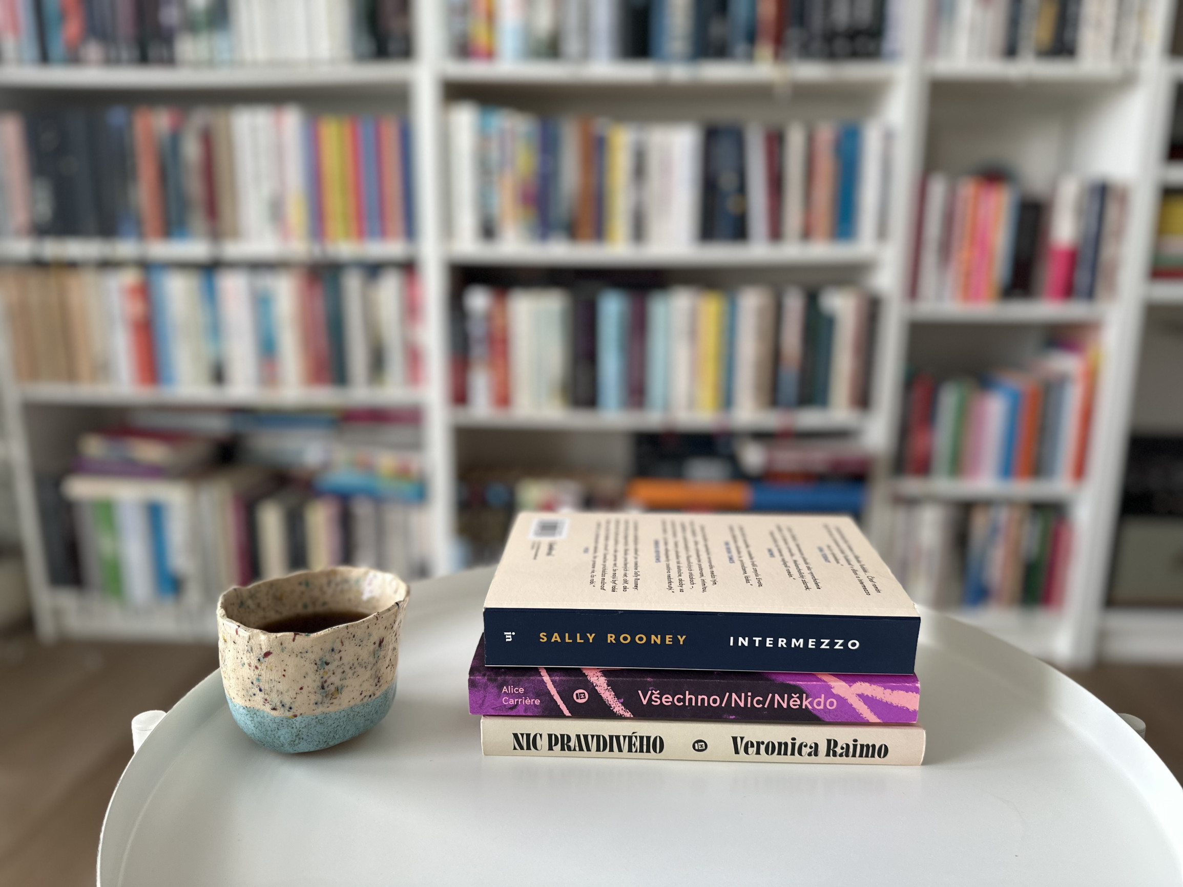 Čo číta Jana Šlinská: Bestseller o vzťahoch, zaujímavá autofikcia a skutočný príbeh dospievania s disociatívnou poruchou