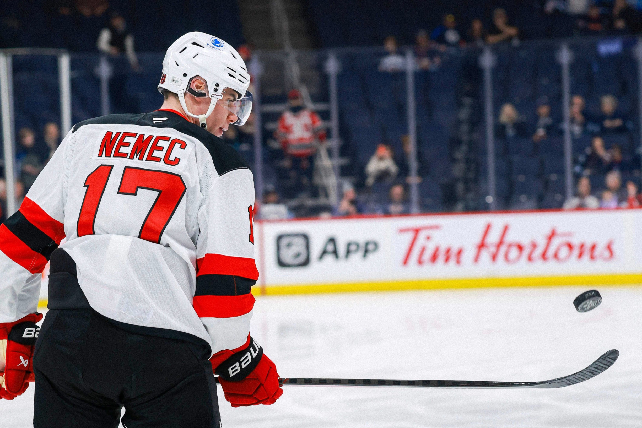 Ráno s NHL: Toto by Hughesovi nikdy neurobili. Vynechanie Nemca zo zostavy negatívne komentujú aj zámorskí novinári