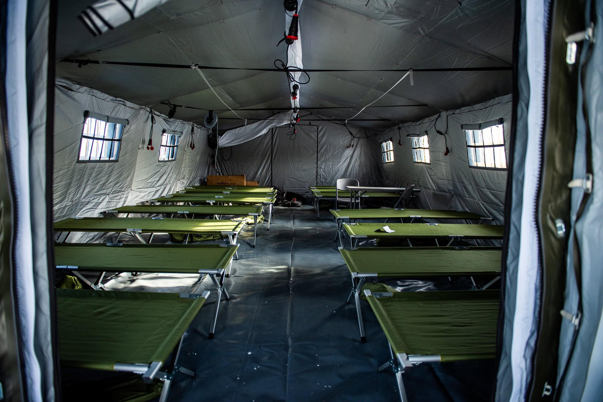 Armádni nováčikovia budú v stanoch, ubytovňu museli zavrieť. Podľa veliteľov si skúsia poľné podmienky