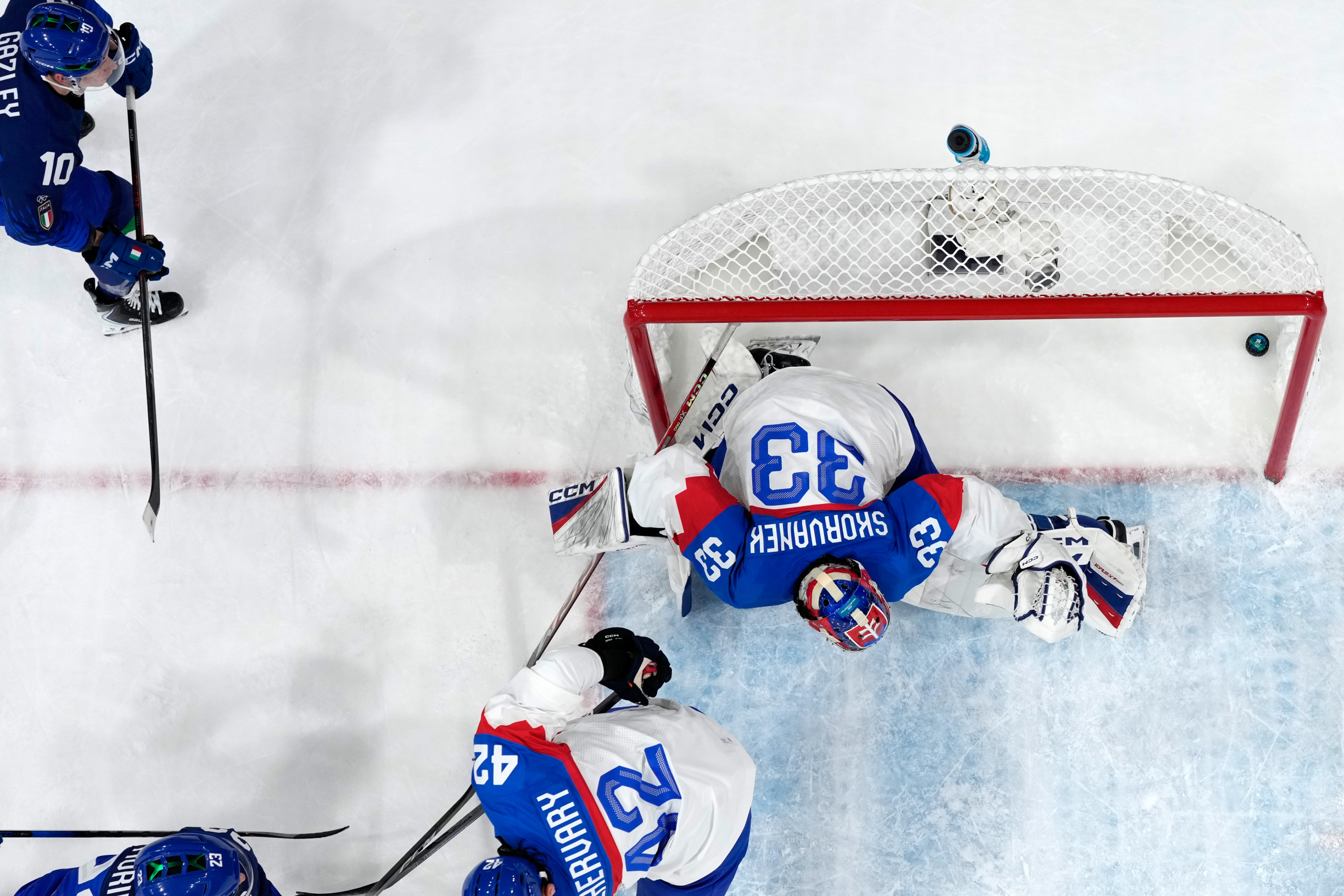 Malo sa po faule na Fehérváryho vylučovať do konca a mal platiť gól na 2:3? Pravidlá píšu, podľa čoho sa rozhodca má rozhodnúť