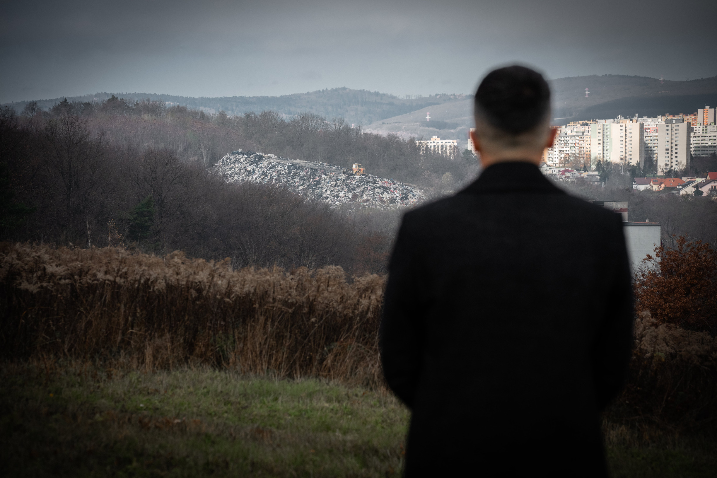 Ako sa žije pri najhoršej skládke: čiastočky plastov v pôde, roje komárov a zápach, pred ktorým ľudia zatvárajú okná