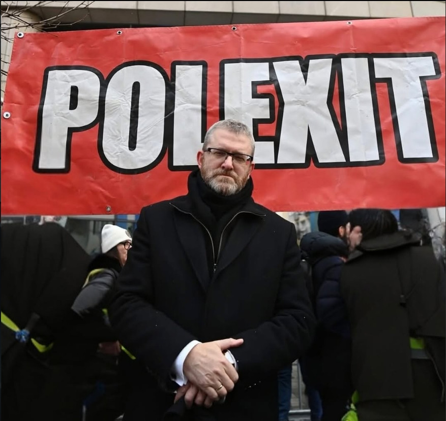 Monarchista Braun hlása boj proti židom, Bruselu a komunistom. Krajná pravica sa v Poľsku posilňuje