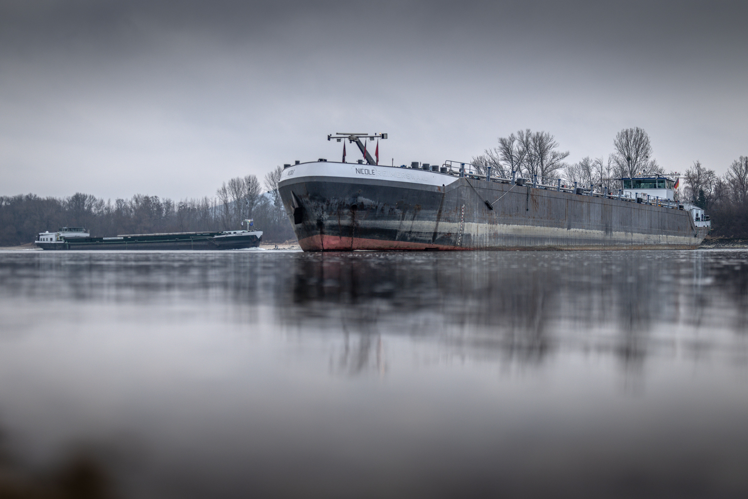 Na Dunaji uviazol obrovský tanker, voda je nízka, loď sa nemôže pohnúť už takmer mesiac