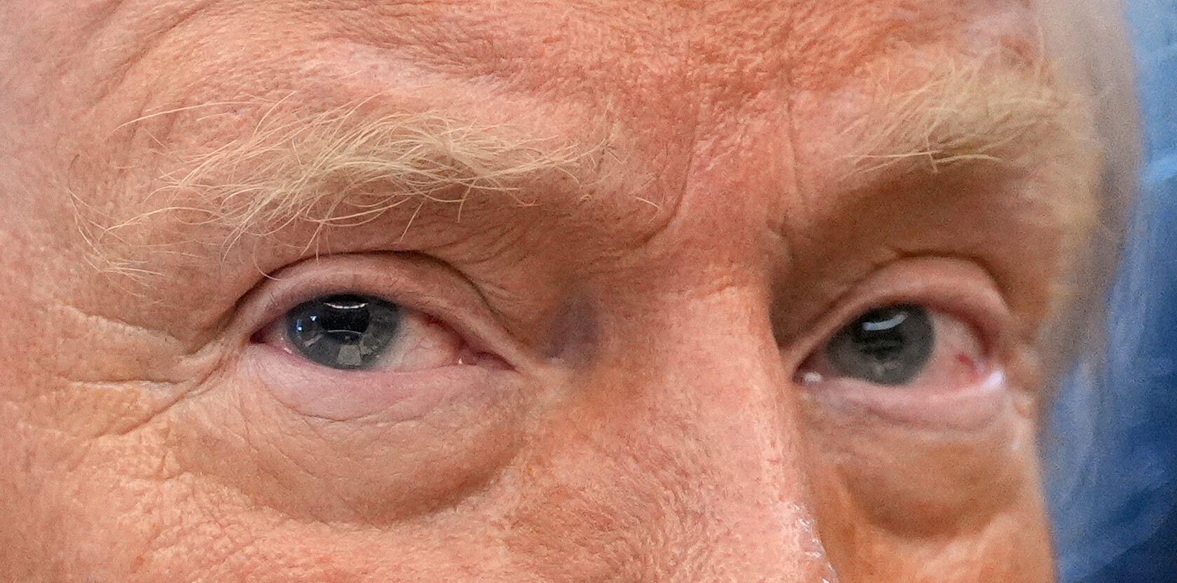 Trumpov svet (388. deň): Trump dúfa, že Irán neurobí tú istú chybu a posiela k nemu druhú lietadlovú loď