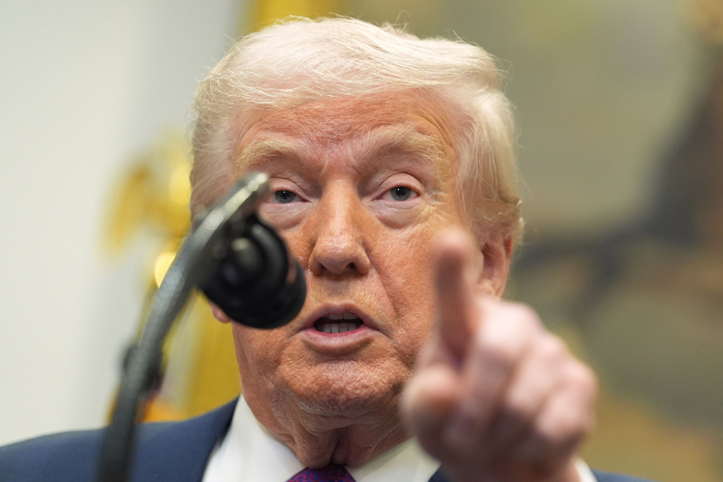 Trumpov svet (389. deň): Neverí, že skleníkové plyny ohrozujú zdravie. Trump ruší vedecké zistenia o klíme