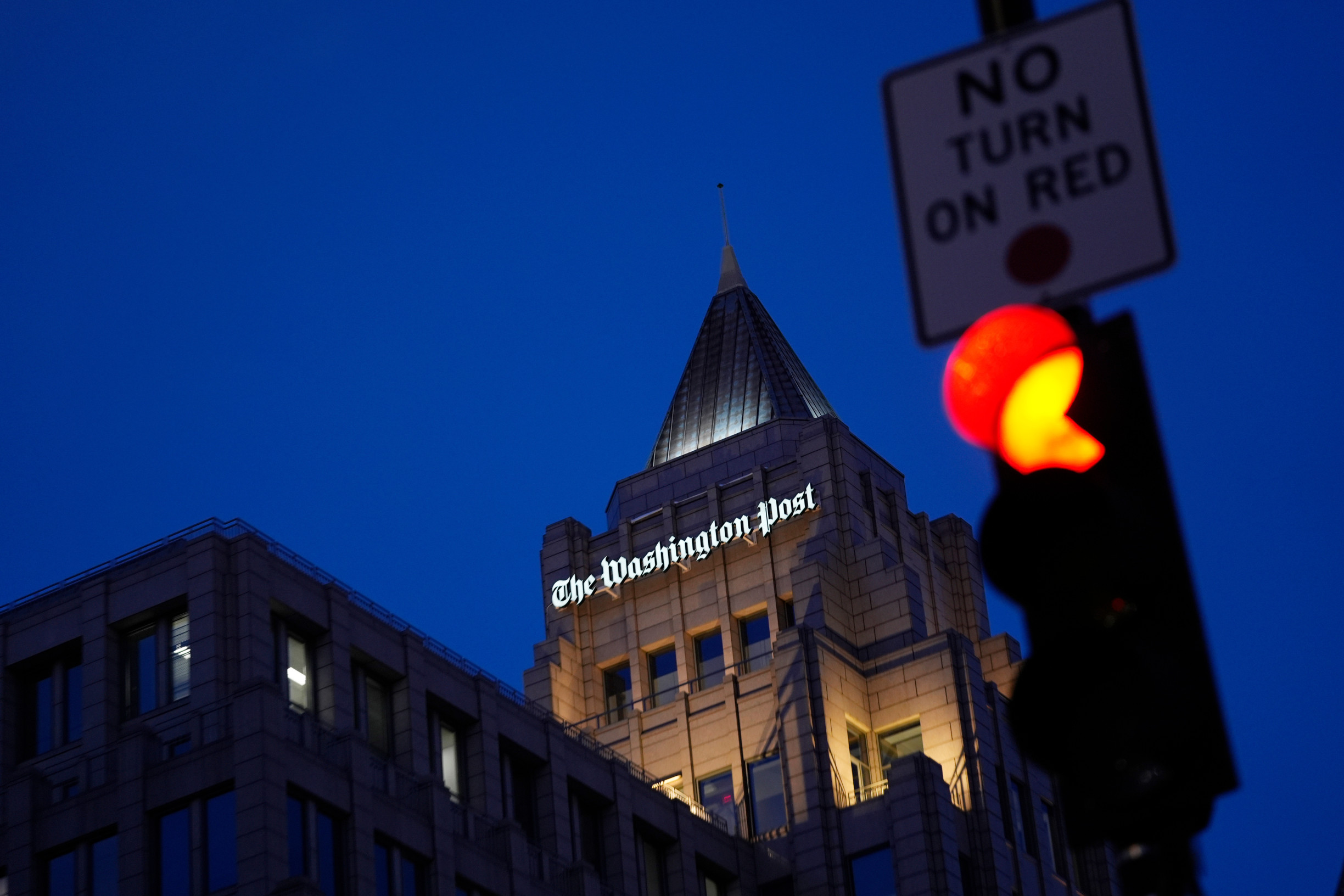 Washington Post prepustí stovky novinárov. Majiteľ novín Bezos podľa kritikov ustupuje Trumpovi