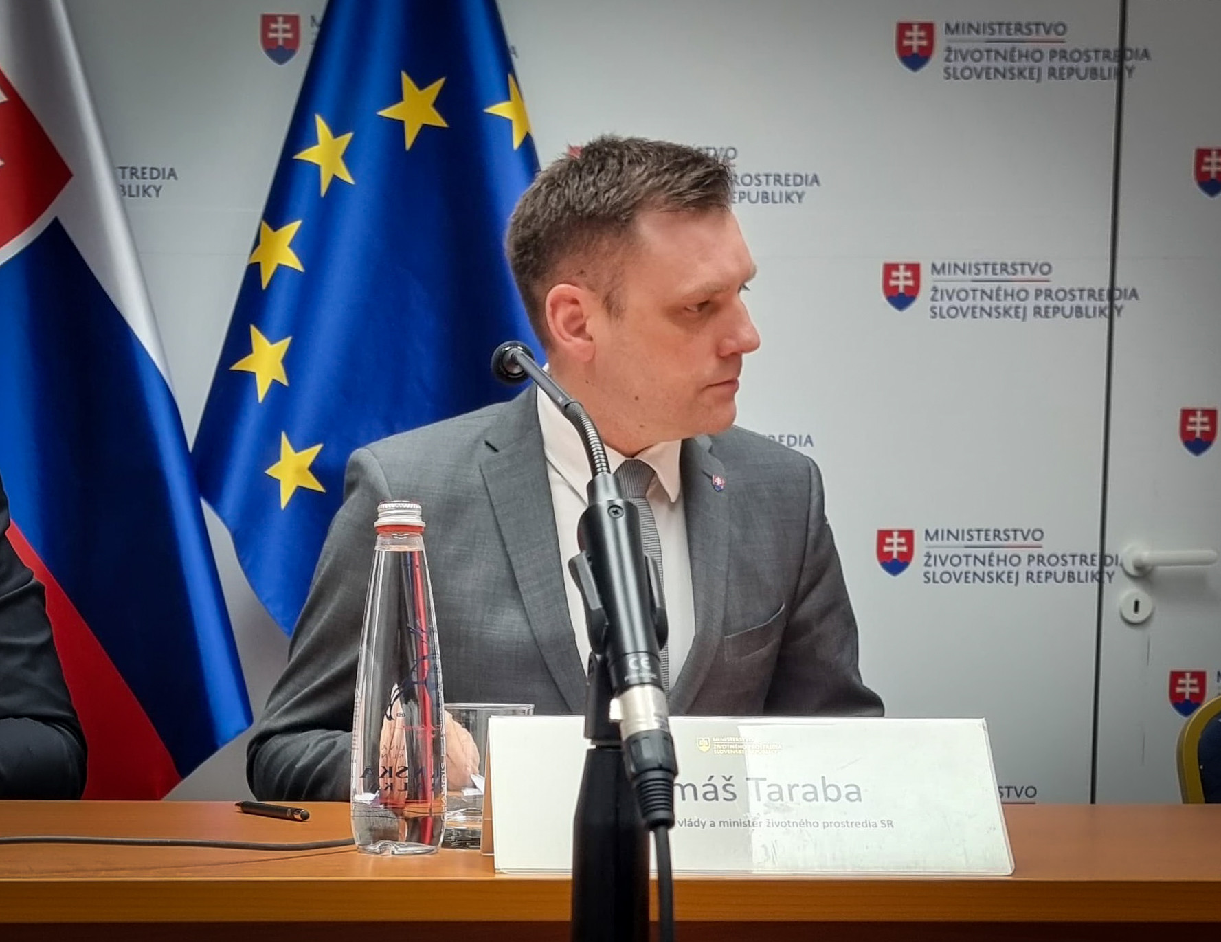 Hanba, kričali ľudia v miestnosti. Taraba uťal diskusiu o prečerpávačke, po troch minútach sa zdvihol a odišiel