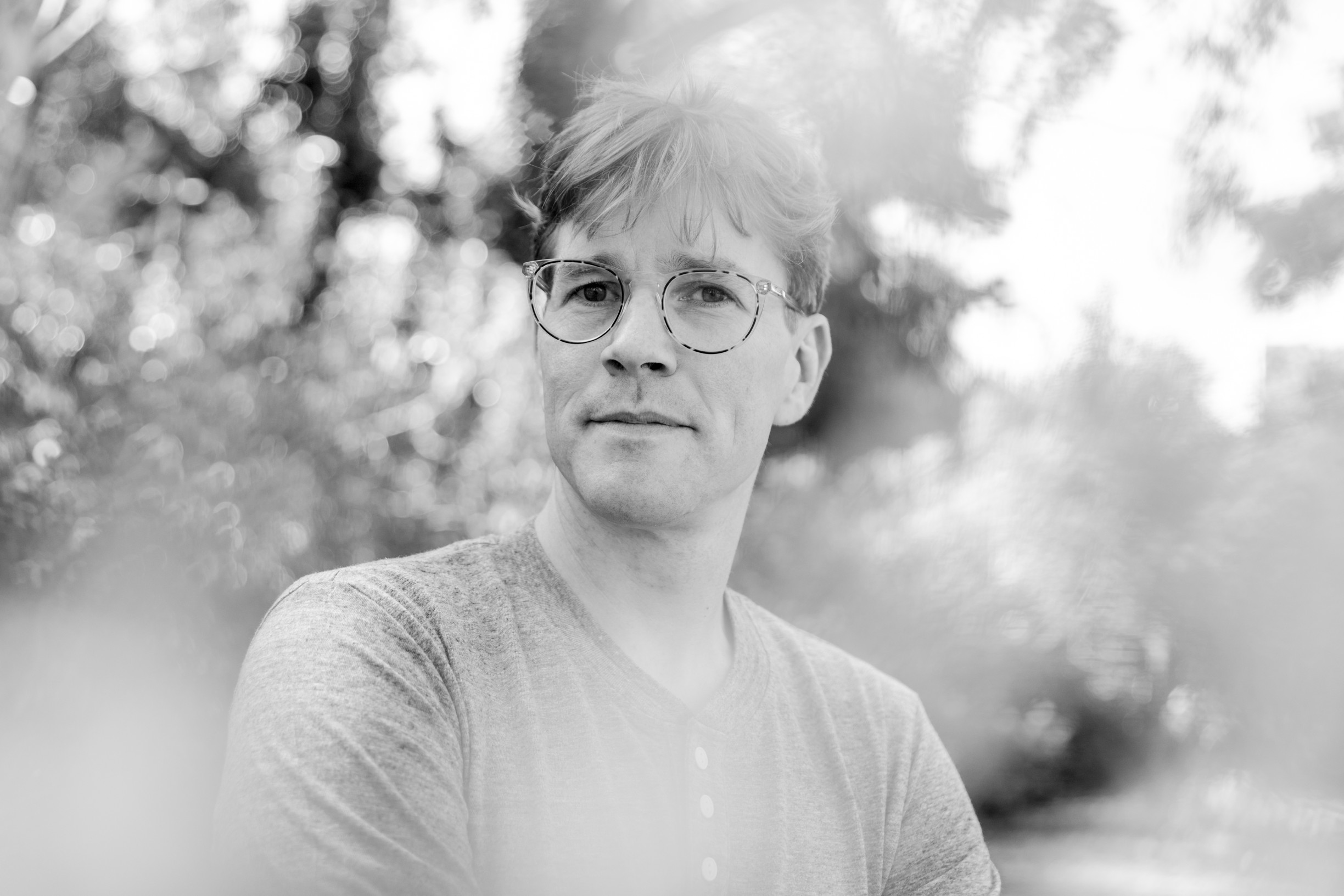 Apple chcel lacnú výrobu, no Číne pomohol aj s vojenskými technológiami, vraví autor bestselleru Apple v Číne