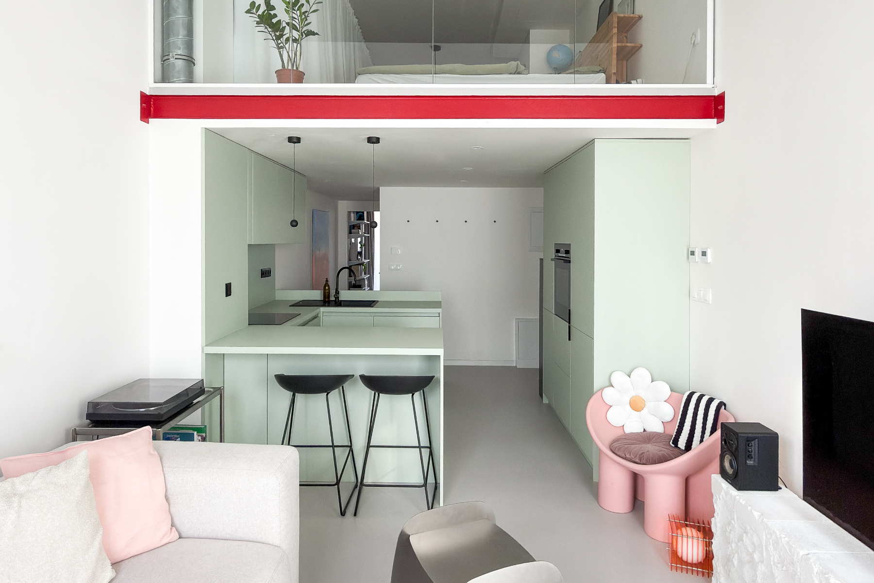 Z úzkeho bytu si spravili spoločný projekt. Na šírku má len 3,3 metra