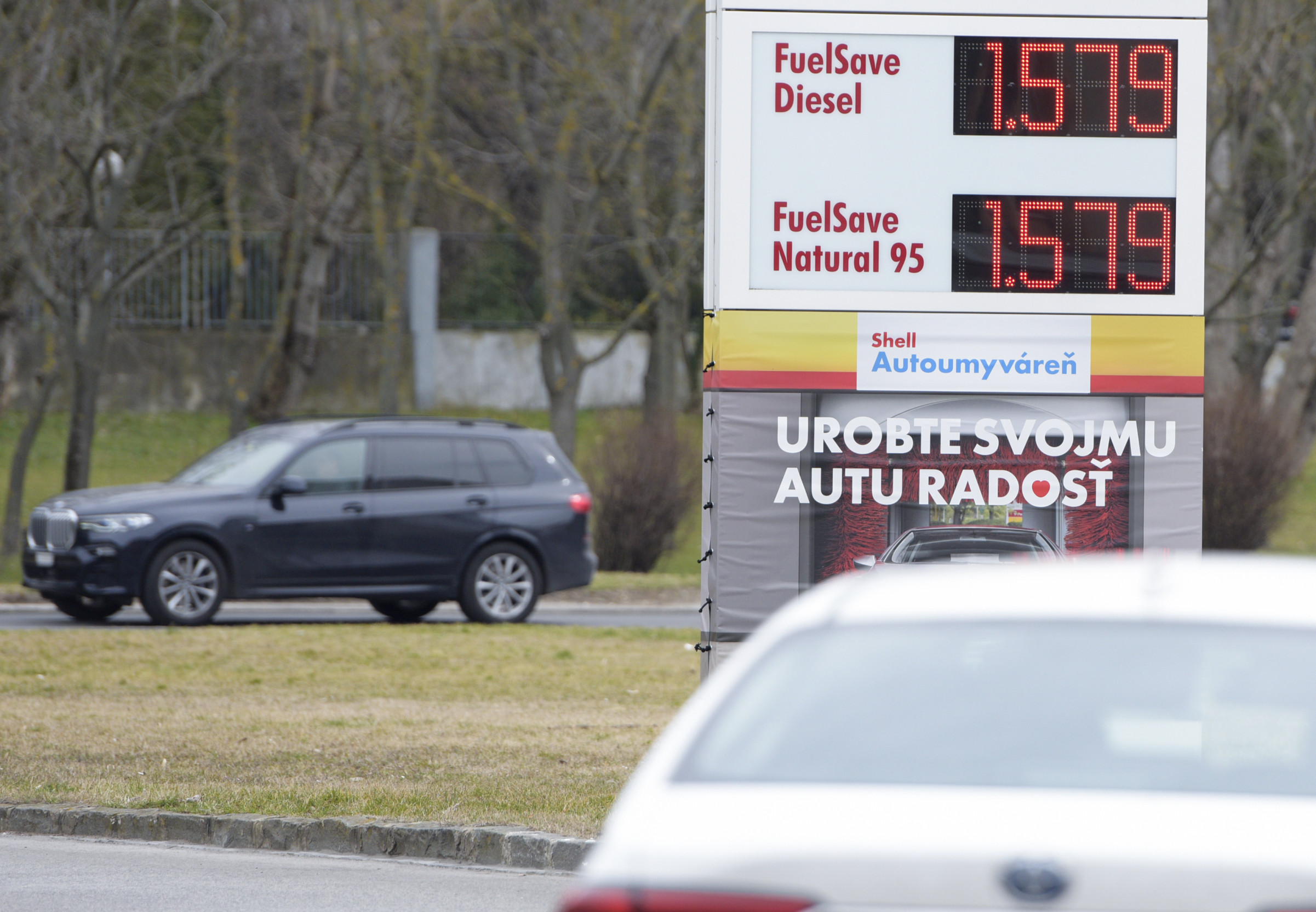Ekonomický newsfilter: Ak vojna s Iránom potrvá dlhšie, vládu môže lákať urobiť niečo s cenami benzínu