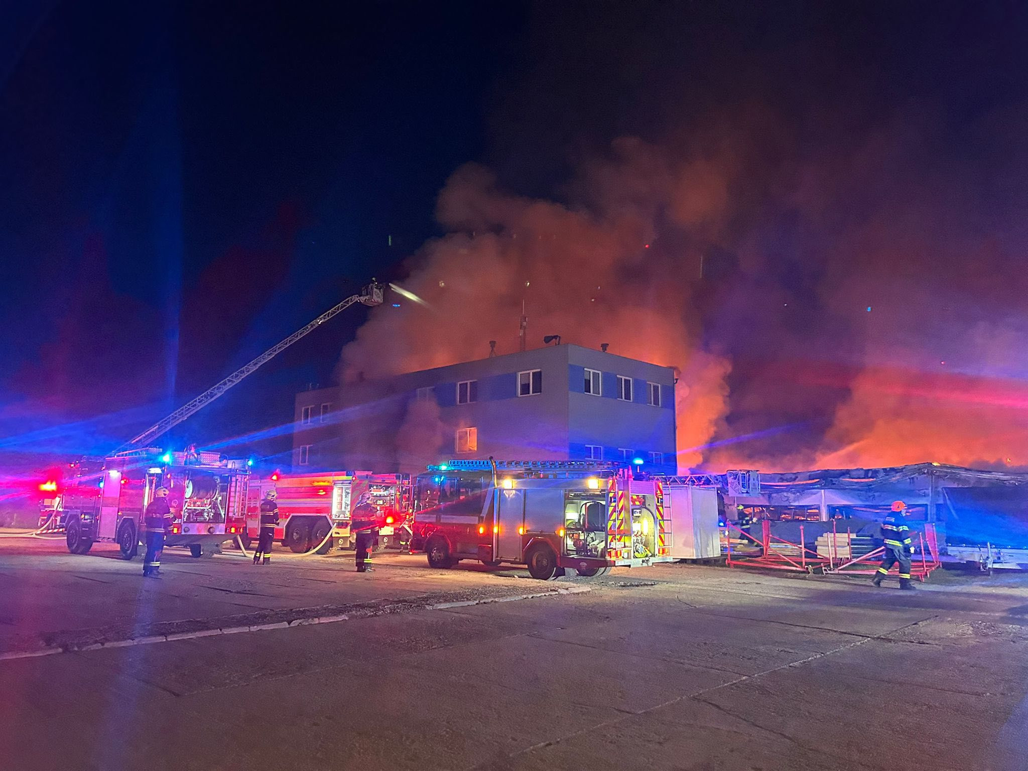 Útok na zbrojovku v Pardubiciach: Počet zadržaných stúpol na päť, je medzi nimi aj Slovenka žijúca v Prahe