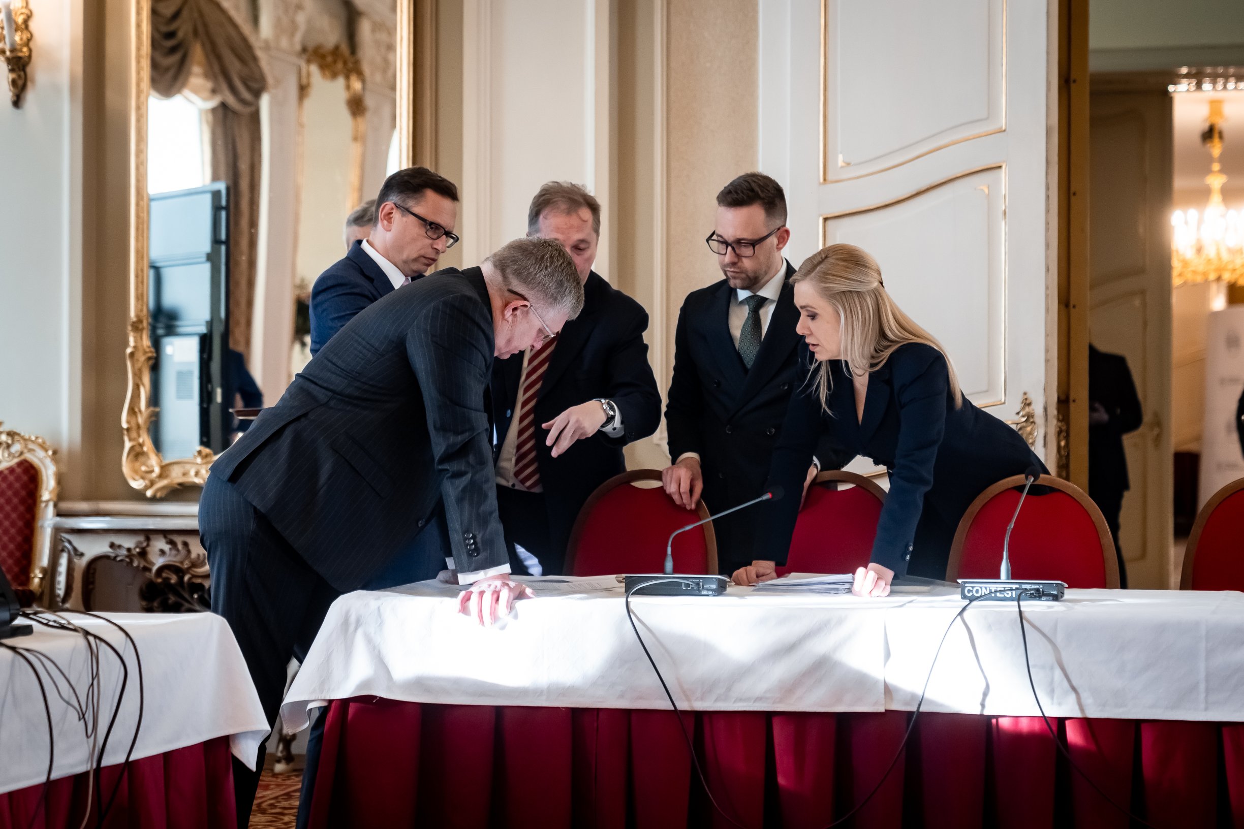 Newsfilter: Hlas odmieta Ficov nátlak, nevýhodný obchod si má podpísať sám