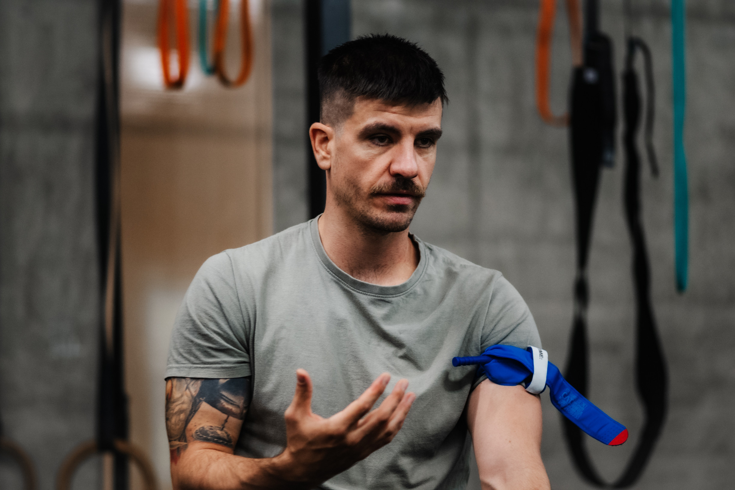 Najťažšie je, že v bežných podmienkach by zranení asi prežili, hovorí o skúsenostiach z vojny záchranár Matej Karlák