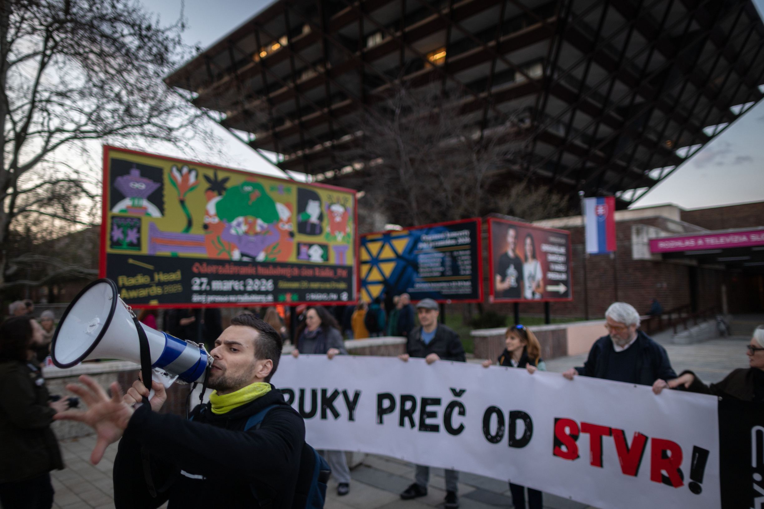 Tristo ľudí z STVR vyjadrilo podporu prepusteným kolegom. Medzi nimi Jančkárová, Bajaník a Gudiak
