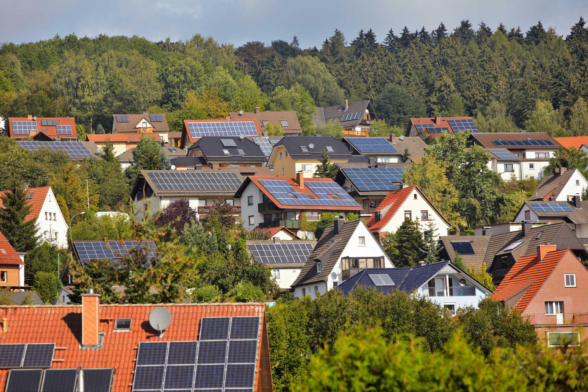 Vojna v Iráne zvyšuje záujem o solárne panely, v USA idú aj elektromobily
