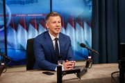 Pozastavíme túto fabriku na lži, odkázal Péter Magyar z maďarskej verejnoprávnej televízie