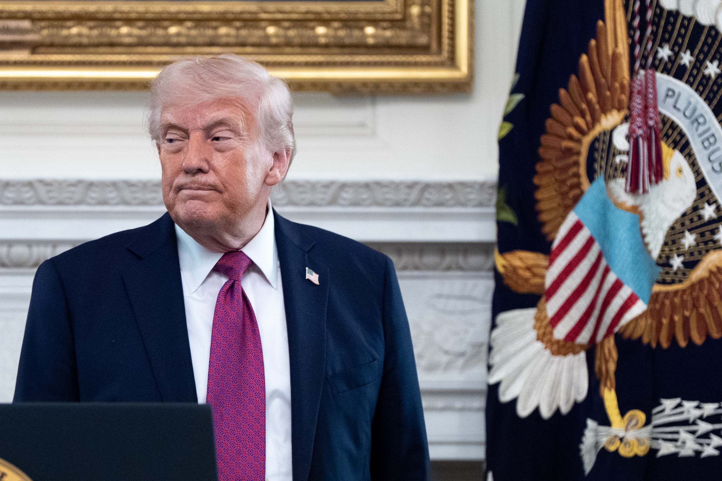 Trumpov svet (458. deň): Trump rozdeľuje pri Iráne spojencov na poslušných a neposlušných. Rebelov čaká trest