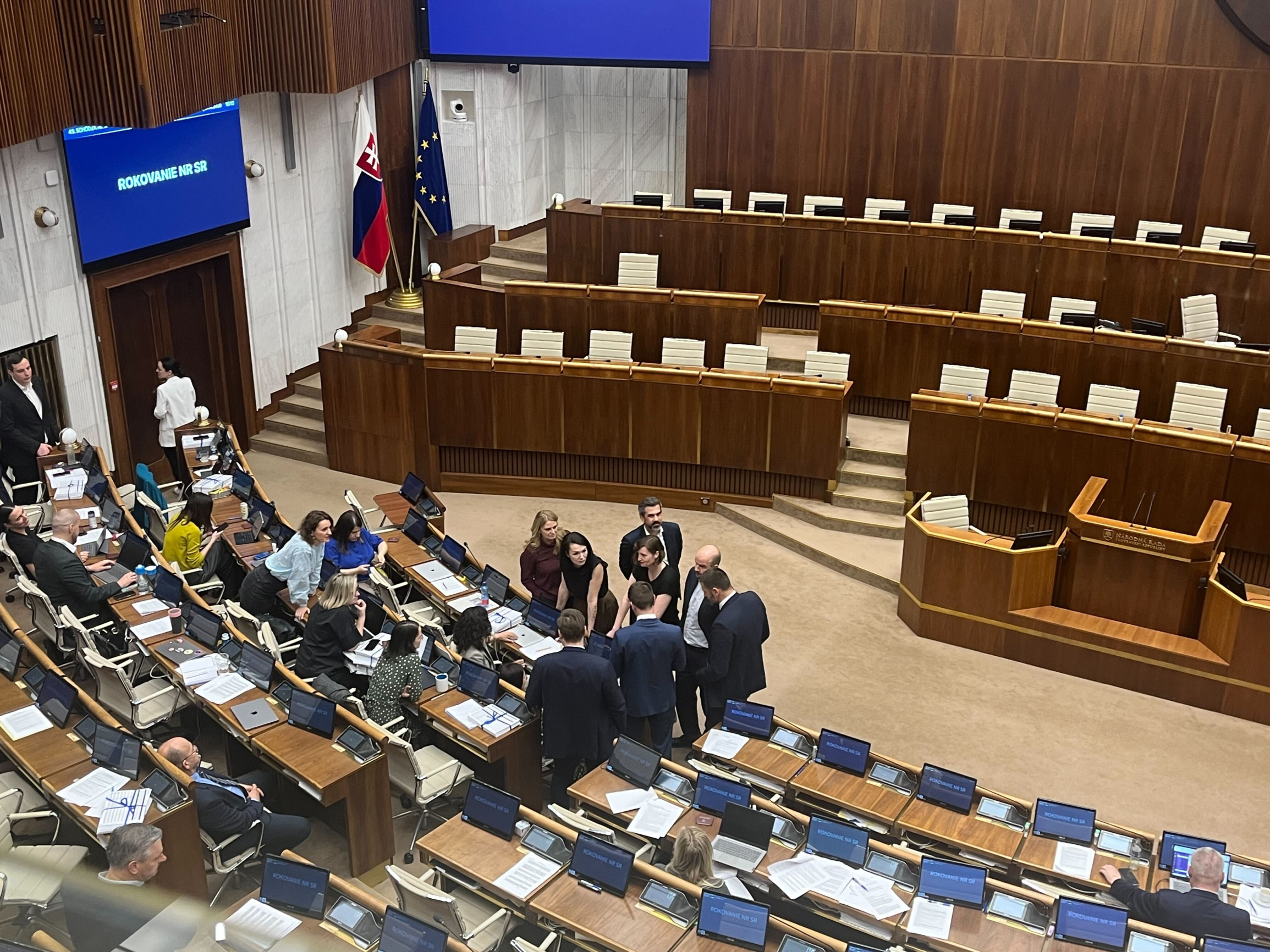 Nervozita v parlamente: Poslanci sa rozhádali pri rušení voľby poštou a poslali sa domov