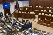 Nervozita v parlamente: poslanci sa rozhádali pri rušení voľby poštou a poslali sa domov