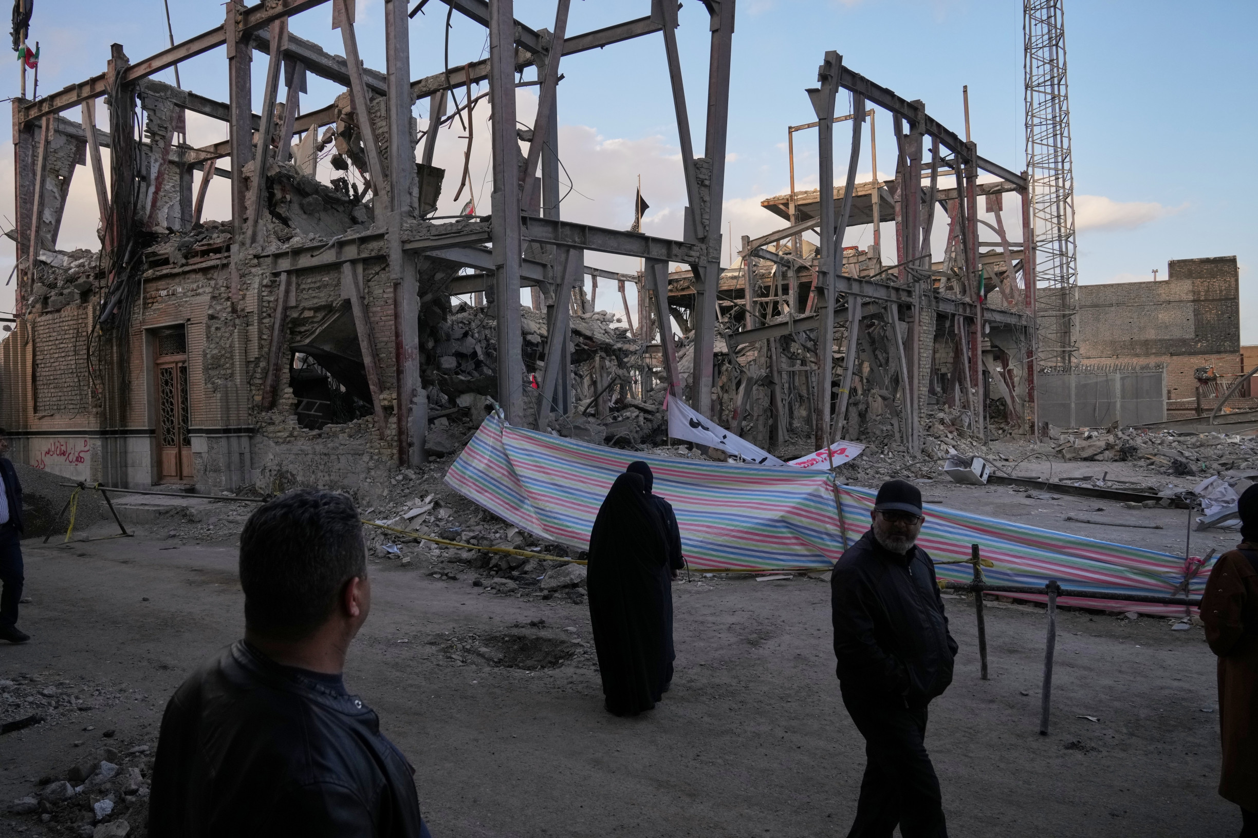 Už sme boli potrestaní dosť, hovoria Iránci, ktorí sa boja ďalších útokov na elektrárne a mosty