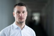 Pri Bánovciach postavili namiesto cesty prvej triedy rýchlostnú. Preto sa tam nedá predbiehať, hovorí bývalý expert ÚHP