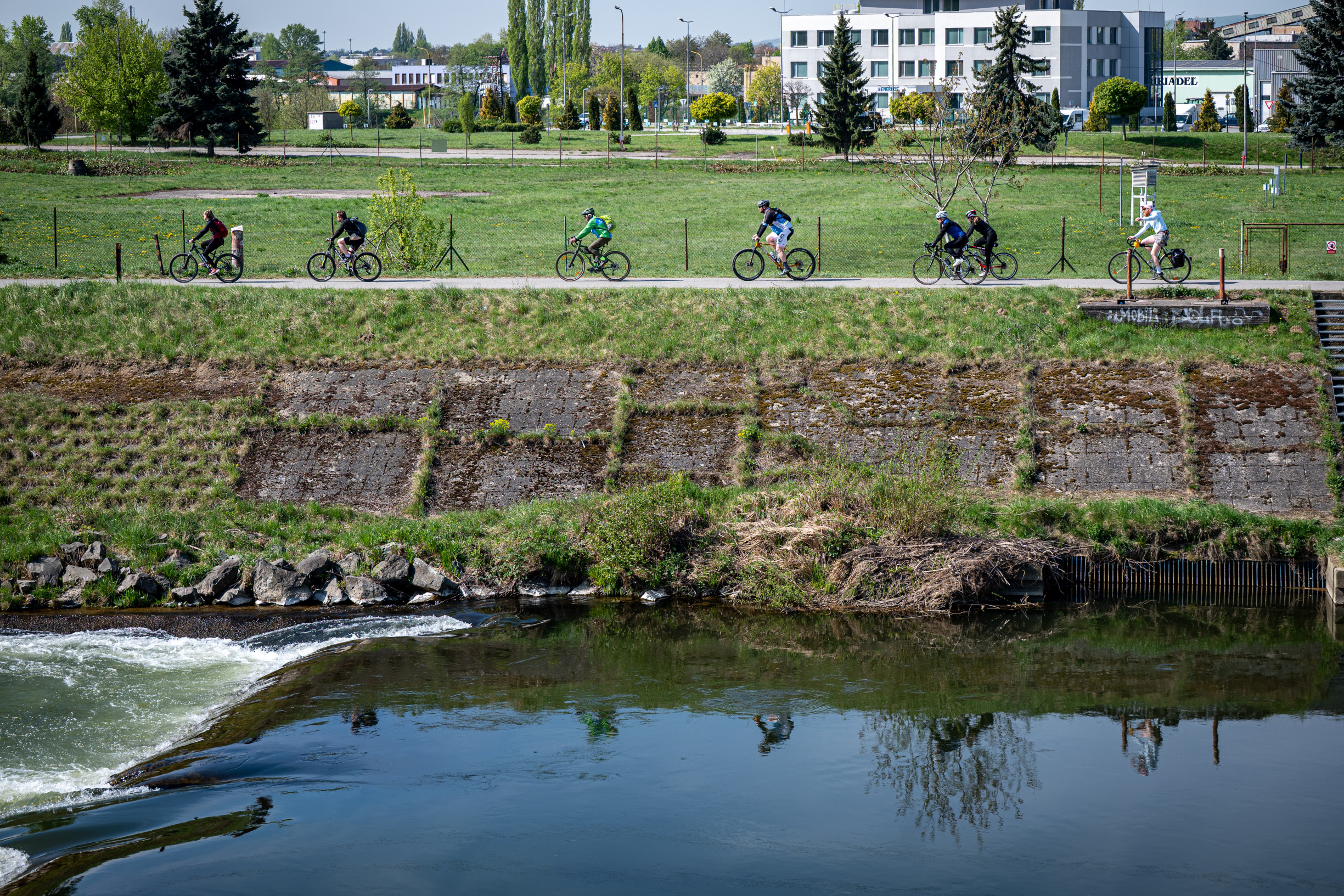 Ako sa jazdí po cyklotrase EuroVelo pri Košiciach: hrbole, nepokosená tráva aj stavebný odpad, ktorý ohrozuje cyklistov