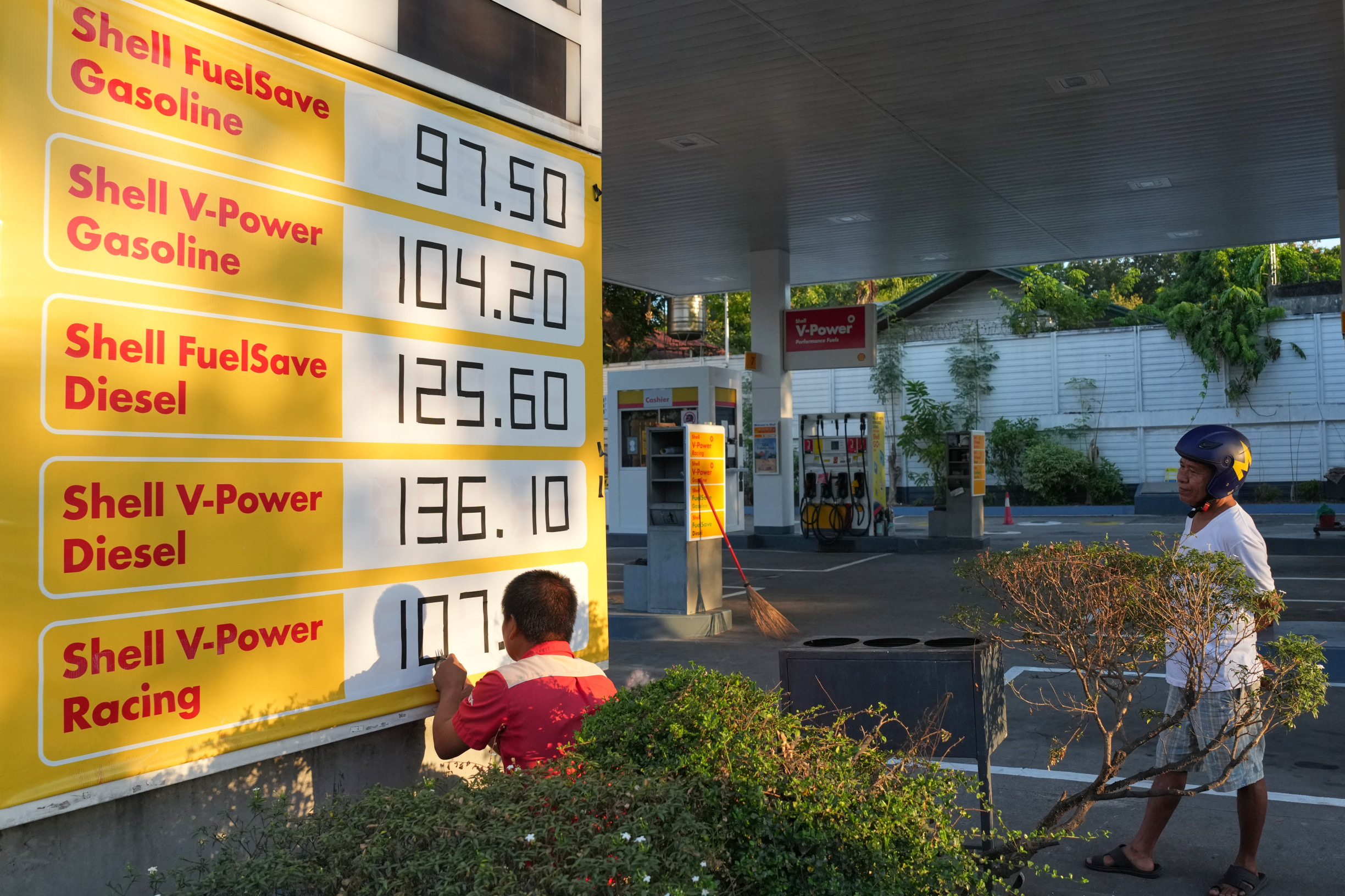 Jazdy len v párne dni, voľná streda, žiadne veľké svadby aj vlaky zadarmo. Ako svet reaguje na nedostatok ropy