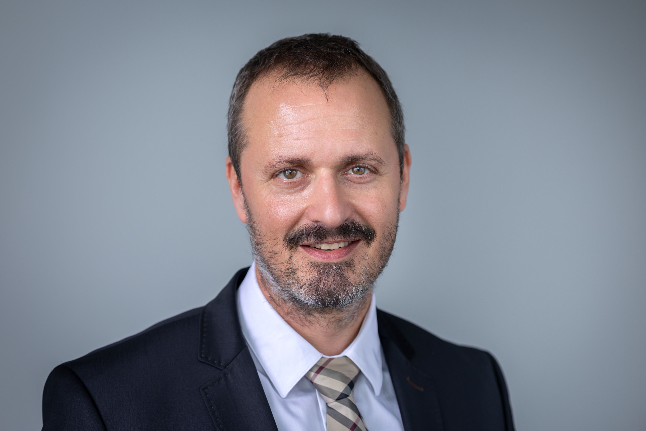 Bude 8. máj dňom príplatkov alebo nútenej dovolenky? Nejasný zákon potrápil firmy, hovorí právnik