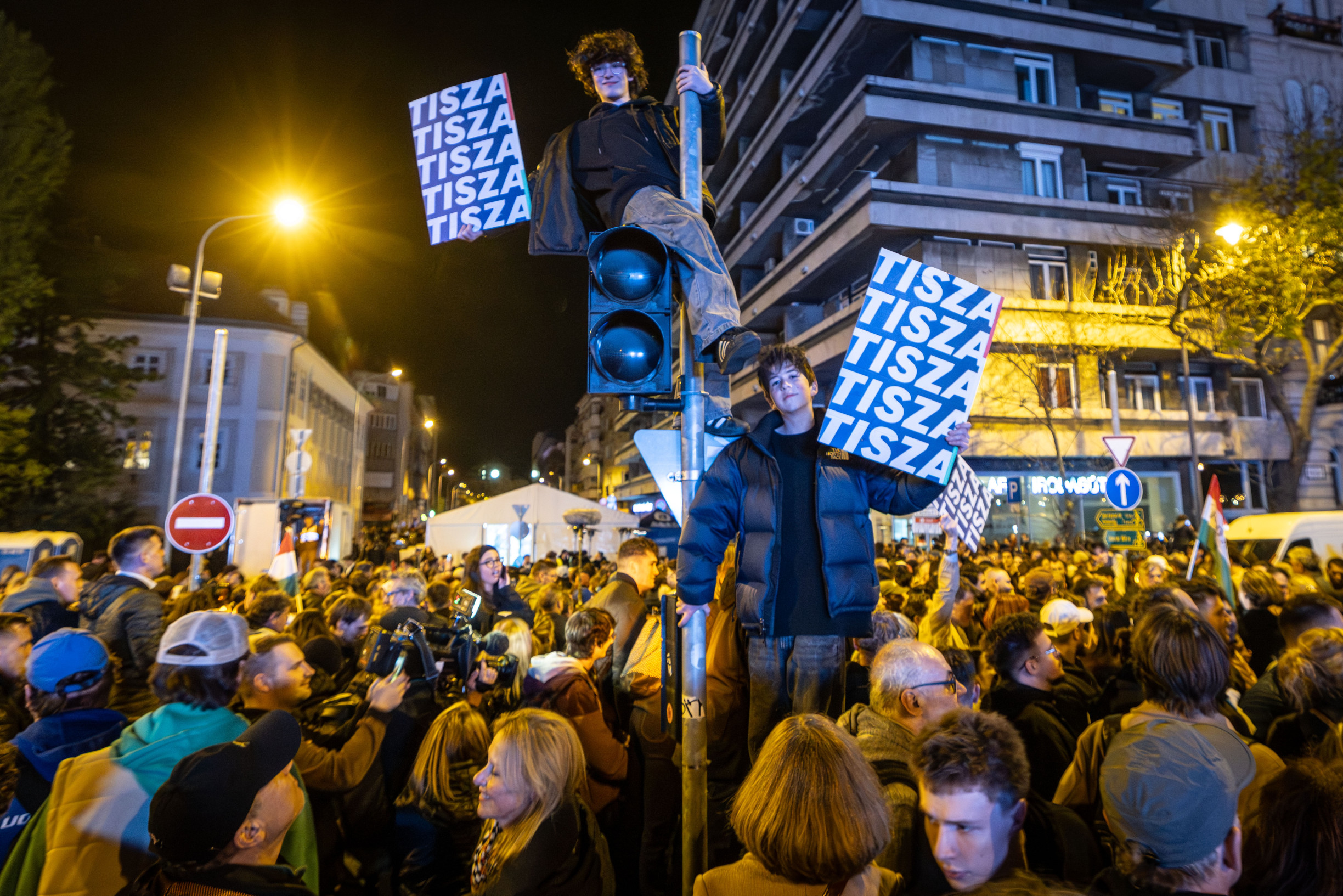 Ekonomický newsfilter: Maďarsko môže prepnúť na šetrenie, Slovensko na míňanie